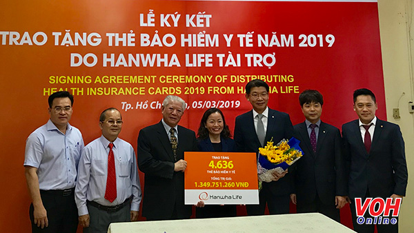 Hanwha Life Việt Nam trao tặng hơn 4.600 thẻ bảo hiểm y tế cho người dân nghèo